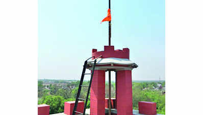 Cong, royal family irked over saffron flag atop Sarangarh palace