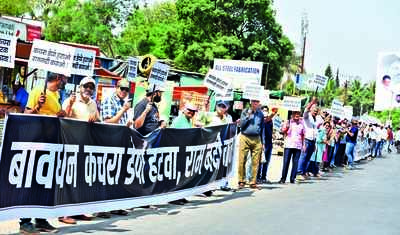 Citizens form human chain to oppose Bavdhan waste project