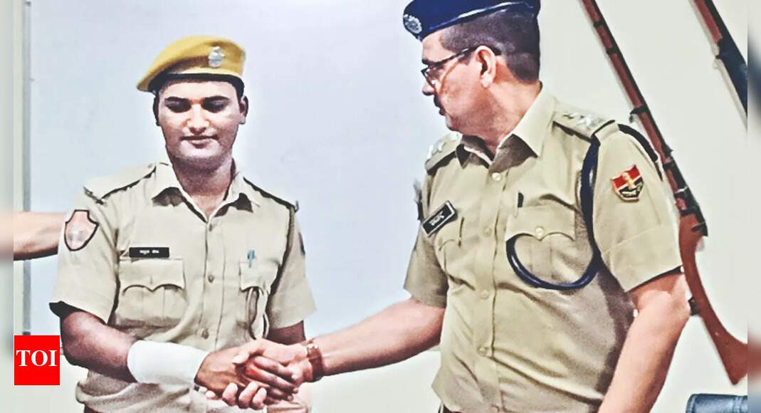 Despite Gun Pointed At Head, Injured Cop Arrests Criminal | Jaipur News ...