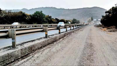 Commuters find road construction on Pune-Mumbai expressway near Lonavla dangerous