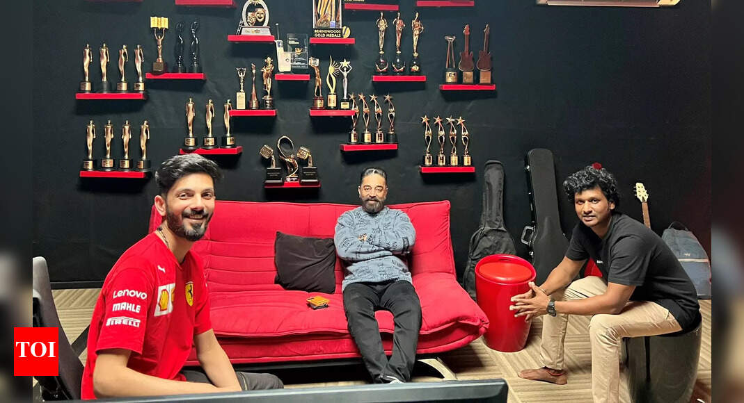 #PathalaPathala- Kamal Haasan pens and sings a song in Vikram | Tamil ...