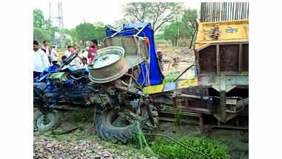 Tractor-trolley rams into Sampark Kranti Exp, none injured; train coach damaged