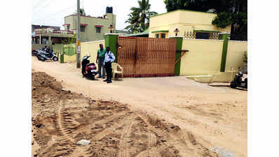 AIADMK, DMK cadres trade barbs over dug-up road in front of Velumani’s house