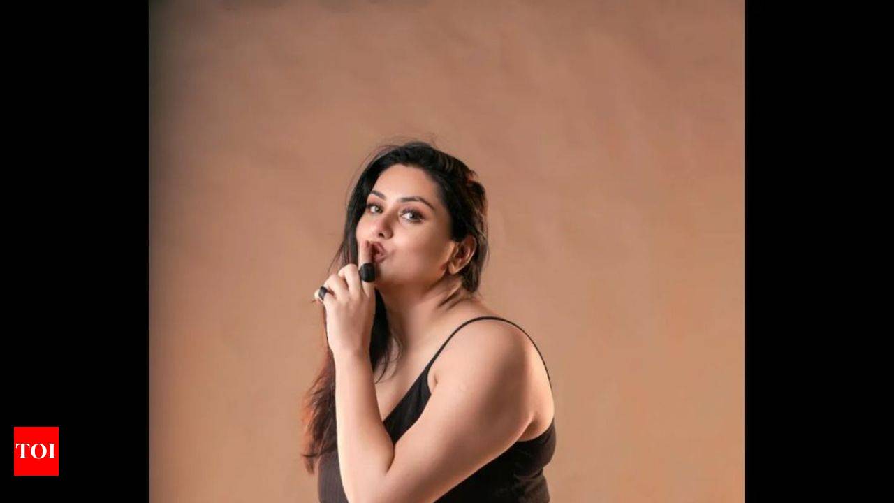 Actress Namitha announces pregnancy with a photoshoot | Tamil Movie News -  Times of India