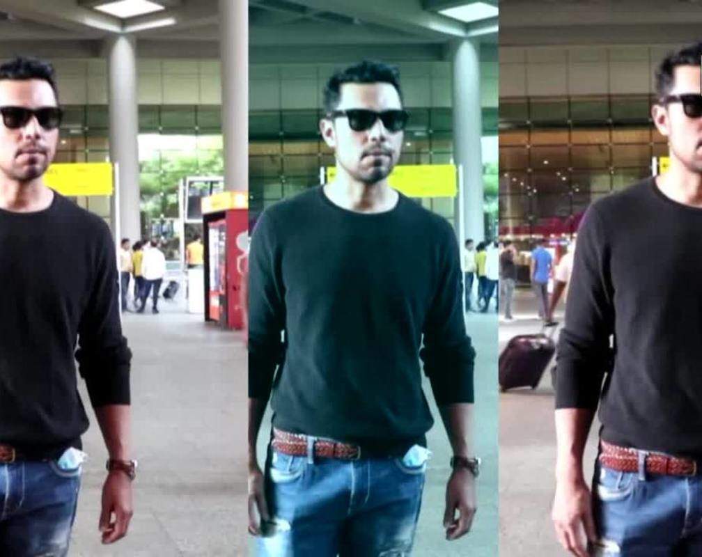 
Randeep Hooda opts for black coloured sweatshirt with jeans as he gets clicked in Mumbai
