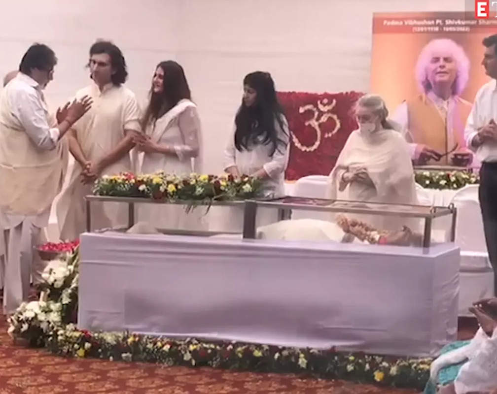 
Amitabh Bachchan, Jaya Bachchan, Ila Arun and other celebrities pay their last respects to santoor maestro Pandit Shivkumar Sharma
