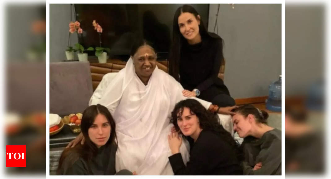 Demi Moore, daughters pose with spiritual figure Mata Amritanandamayi – Times of India
