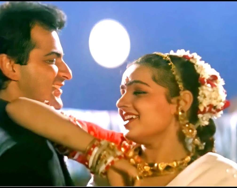 
Watch Popular Hindi Song 'Yeh Chand Koi Deewana Hai' Sung By Alka Yagnik And Kumar Sanu
