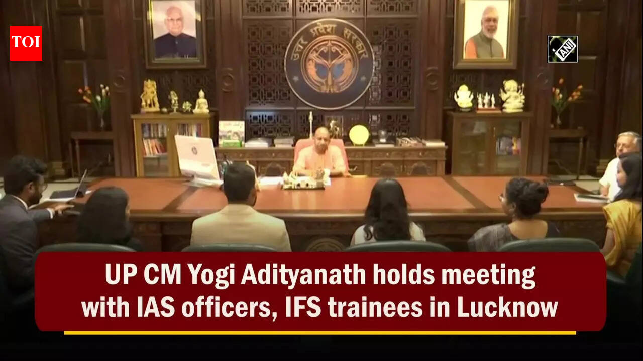 ias: UP CM Yogi Adityanath holds meeting with IAS officers, IFS ...