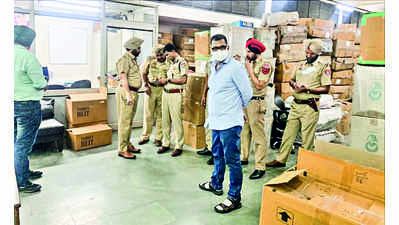 Robbers barge into factory, flee with ₹15L at gunpoint