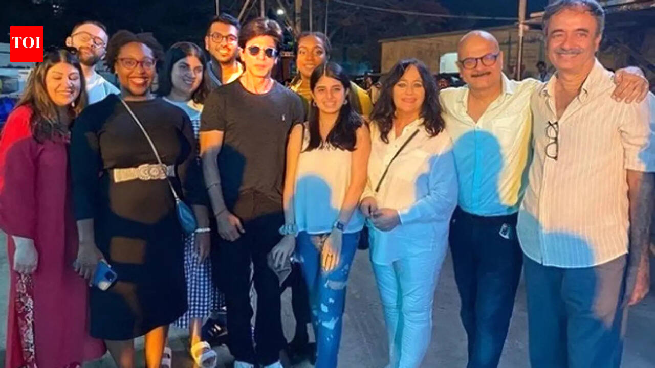 New picture of Shah Rukh Khan from 'Dunki' sets goes viral, fans shower ...