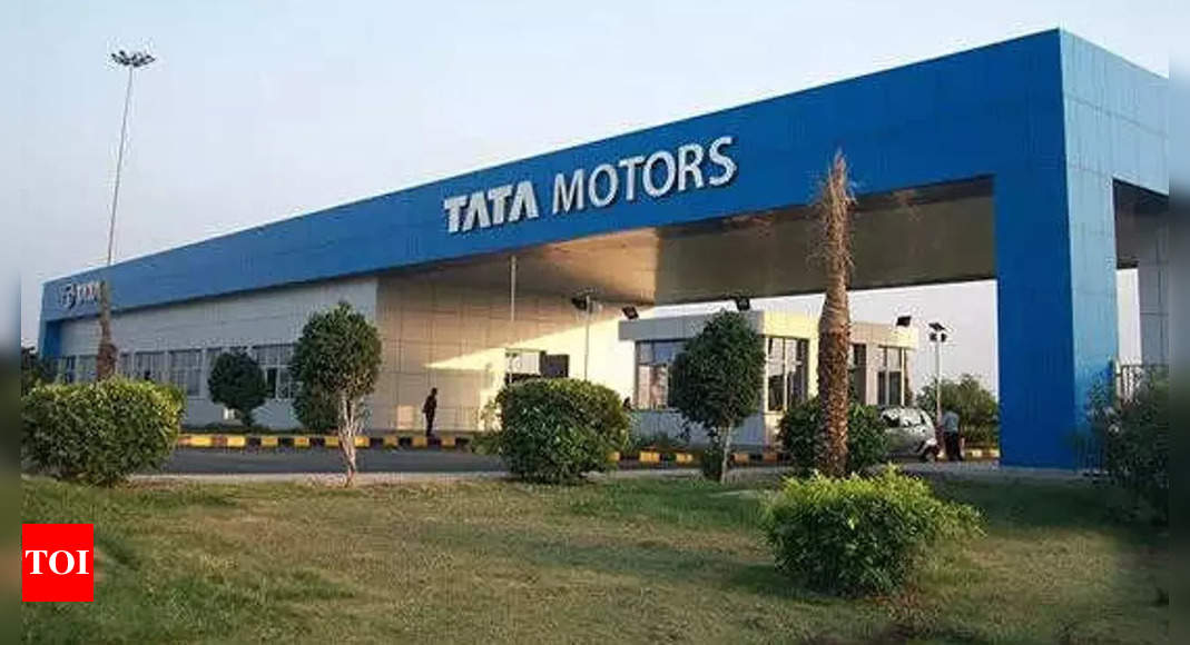 Tata Motors Q4 consolidated net loss narrows to Rs 992 crore; revenue down at Rs 78,439 crore – Times of India