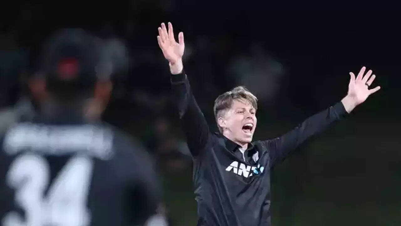 Michael Bracewell handed New Zealand contract, James Neesham