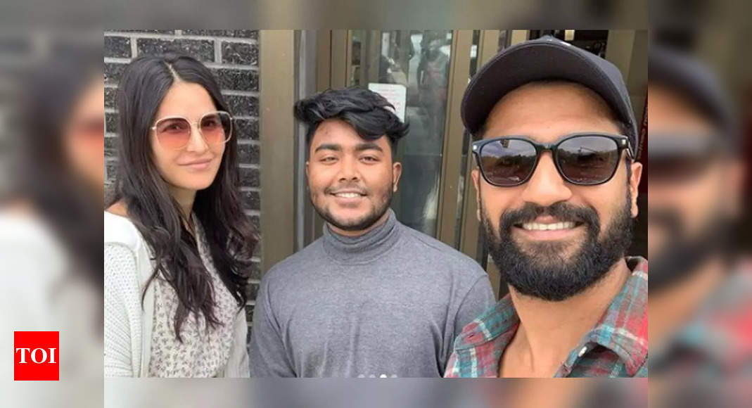 Photo: Vicky Kaushal and Katrina Kaif happily pose for a selfie with a fan on their US vacation – Times of India