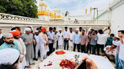 Row over Akbaruddin Owaisi's visit to Aurangzeb's tomb in Aurangabad
