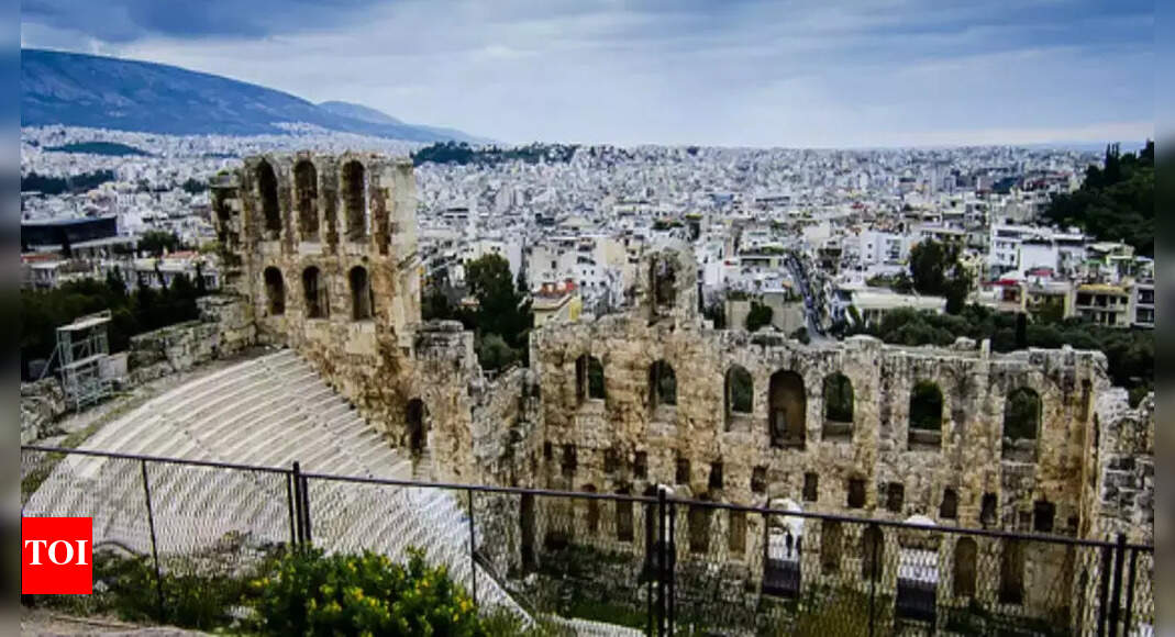 Muslim refugees in Athens seek own cemetery - Times of India