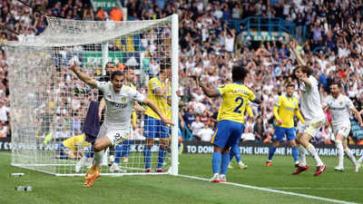 Pascal Struijk snatches last-gasp draw for Leeds