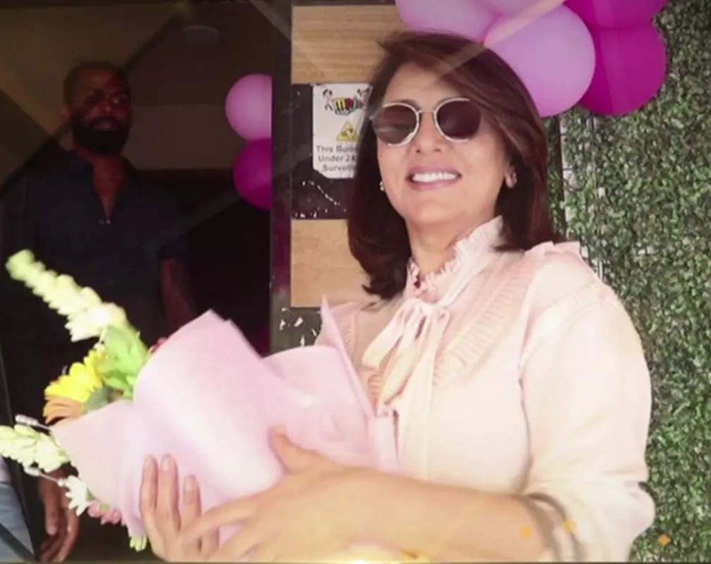 
Evergreen beauty Neetu Kapoor dons baby pink coloured top with loose pants, gets snapped in Mumbai
