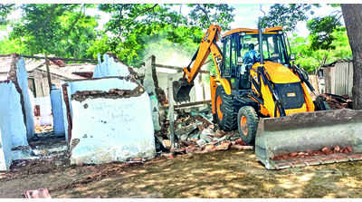 11 houses encroaching Valankulam razed