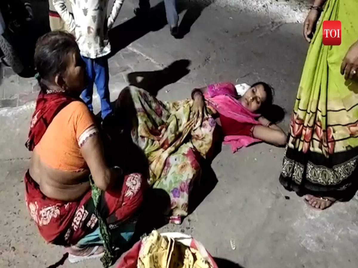 Woman delivers baby outside district hospital of Banda