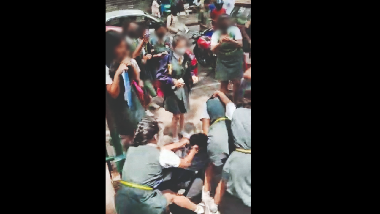 Schoolgirlxxxxvideo - Bengaluru School Students Break Into Fistfight On Street, Video Goes Viral  | Bengaluru News - Times of India
