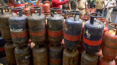 Domestic LPG cylinder price crosses Rs 1,000 mark