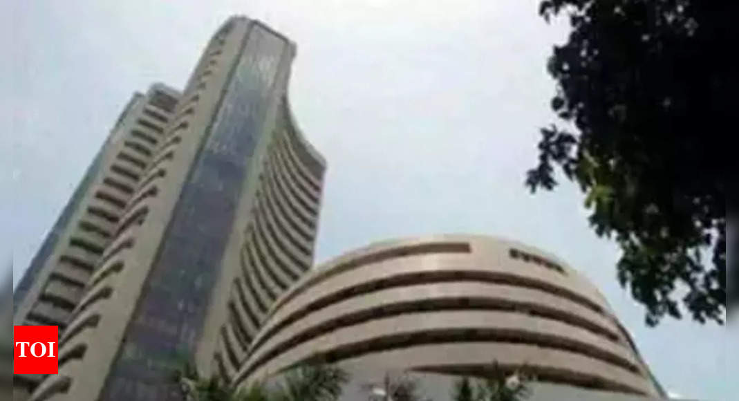 Sensex plunges 1,400 points as Wall Street gets rate hike jitters – Times of India