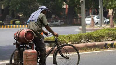 LPG domestic refill price up, crosses Rs 1,000-mark in Delhi