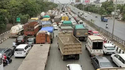 Maharashtra: Traffic snarl on Sion-Panvel highway after dumper rams into median on Vashi creek bridge