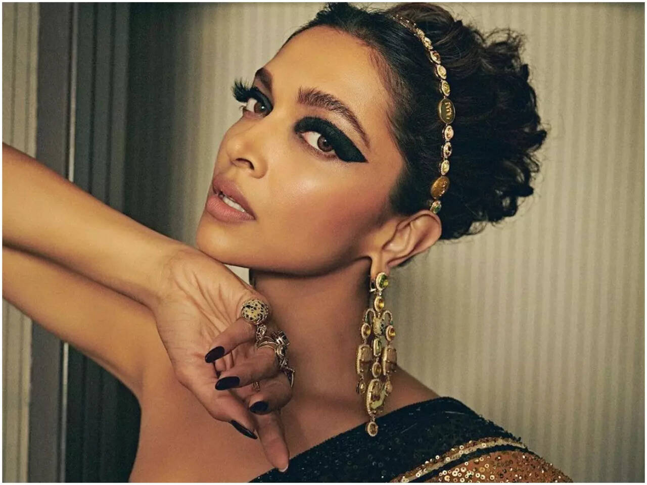 Cannes 2022: 10 Steps to get Deepika's dramatic eye make-up look ...