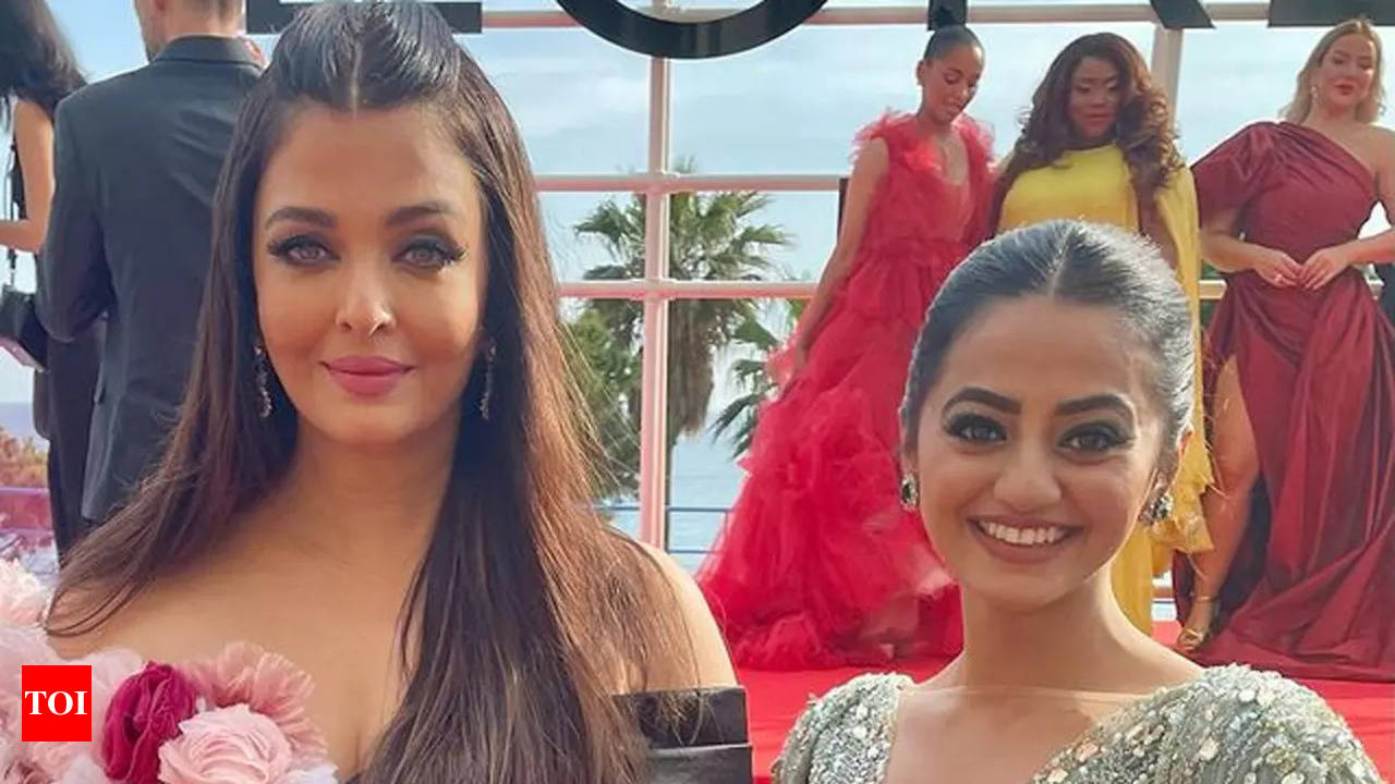 Cannes 2022: Helly Shah meets Aishwarya Rai Bachchan and her daughter  Aaradhya; shares her fan girl moment - Times of India