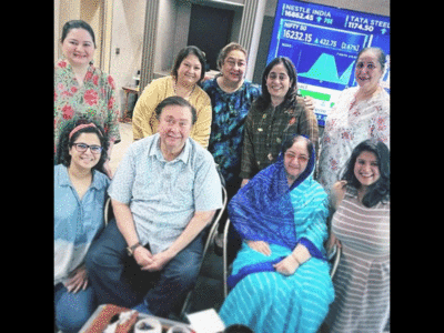 The picture of Randhir Kapoor, Rima Jain, and others from the family lunch is all things adorable