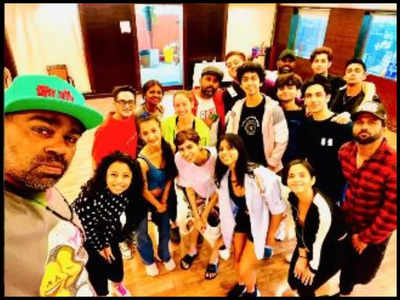 'The Archies' stars Suhana Khan, Khushi Kapoor and Agastya Nanda pose for happy pictures after dance rehearsals - watch