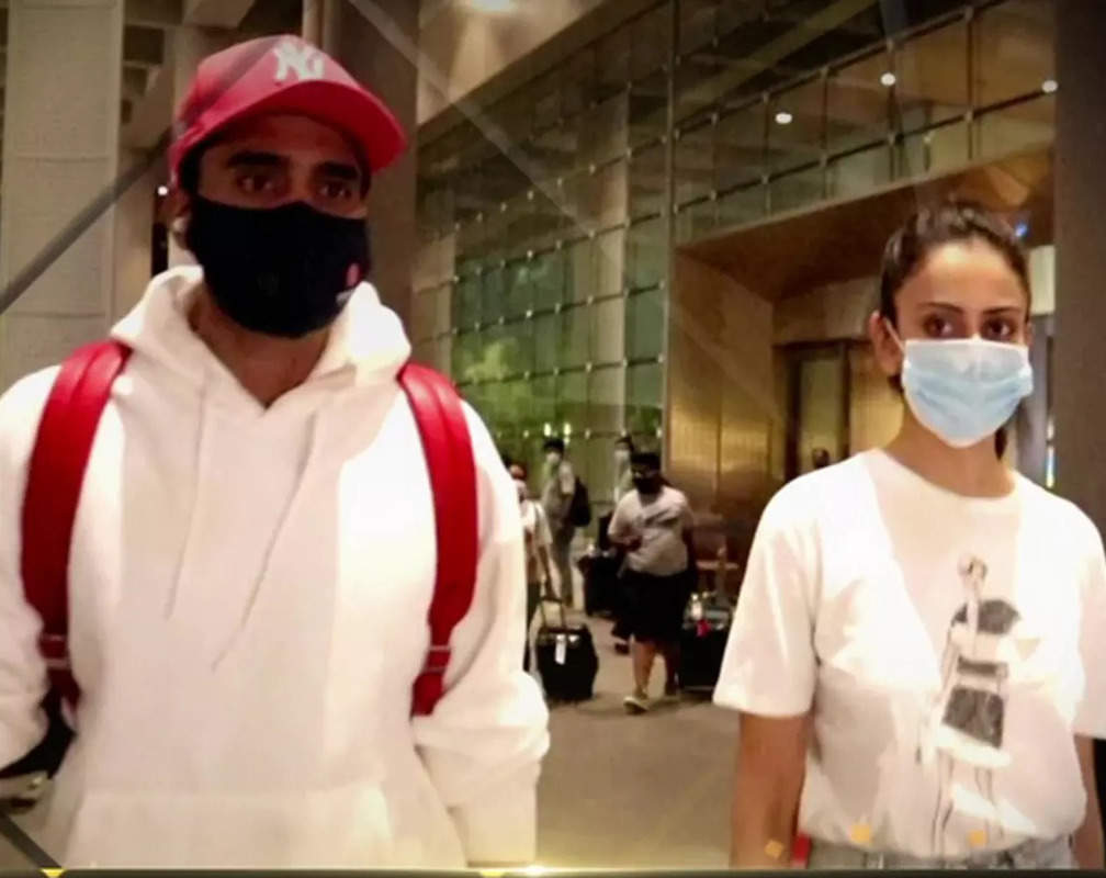 
B-Town couple Rakul Preet Singh and Jackky Bhagnani flaunt their casual look at Mumbai airport
