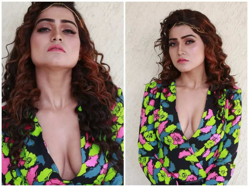 Kanak Pandey burns the internet with THESE pictures