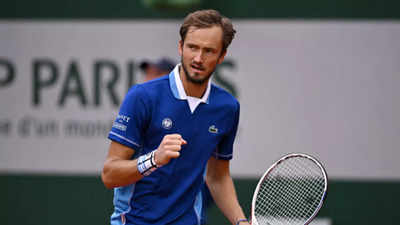 Medvedev starts off French Open campaign with an easy win
