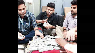 Rs 15 crore foreign currency seized, 4 held at Mumbai airport