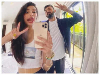 Mirror selfie pose inspo | Mirror selfie poses, Mirror selfie, Selfie poses