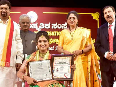 Doresaani actress Roopika receives Aaryabhata International Award