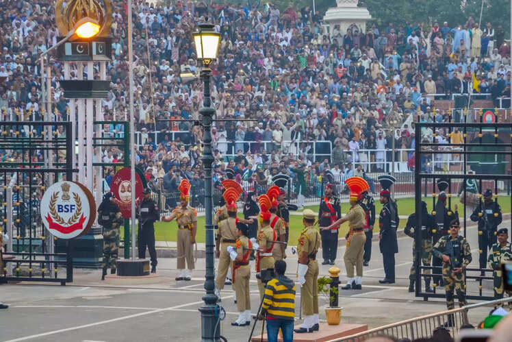 Attend the beating retreat at Wagah Border, Amritsar