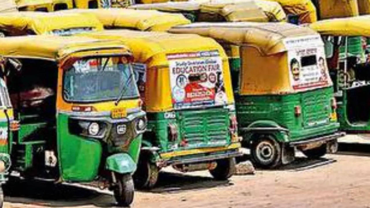 Auto Rickshaws: Delhi govt to move SC for removal of one-lakh cap