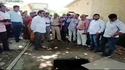 Mumbai: BJP MLA Ganpat Gaikwad unhappy over nullah clean up work in Kalyan