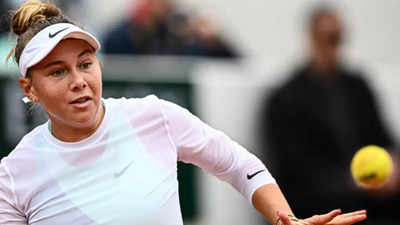 Anisimova, Fernandez fight the pressure game at French Open