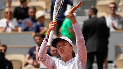 Change of clothes brings change of luck for Swiatek at French Open