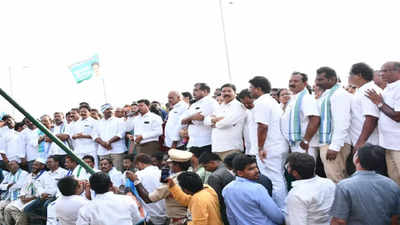 Andhra Pradesh: Massive Crowd Cheers YSRCP Social Empowerment Yatra ...