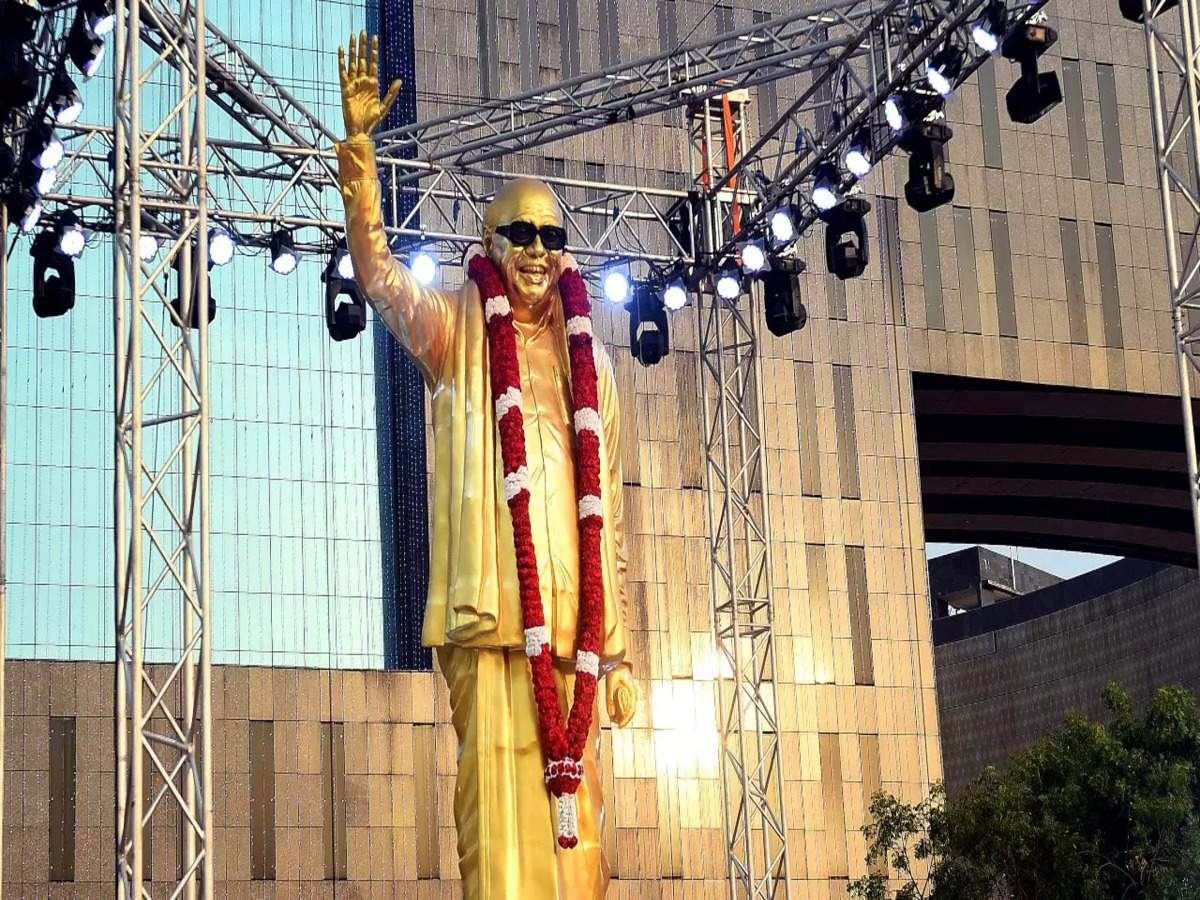 Venkaiah Naidu unveils 16 ft tall Karunanidhi statue in TN | India News -  Times of India