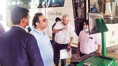Transport commisioner, other officials take the bus; Delhi CM Arvind Kejriwal lauds
