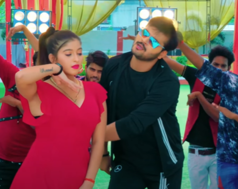 
Arvind Akela Kallu treats fans with a new song 'Lela Ye Jharela Umbrella'
