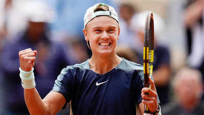 Teenager Rune knocks out Tsitsipas to make French Open quarter-finals