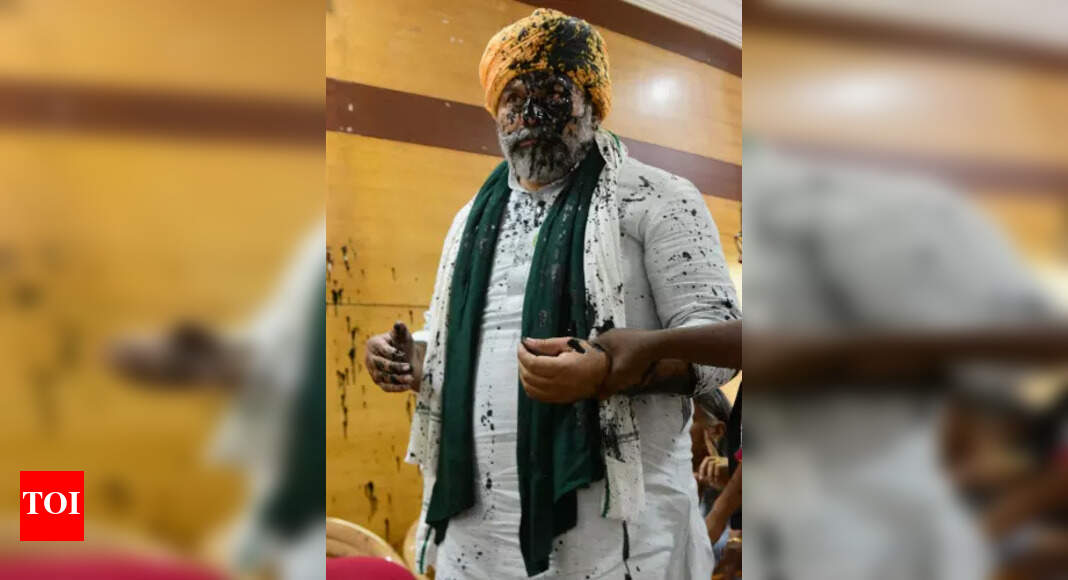 8. In Bangalore to defend self, Rakesh Tikait inkattacked, 3 held